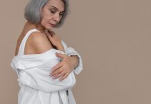 Une femme âgée souffrant d'un cancer du sein.