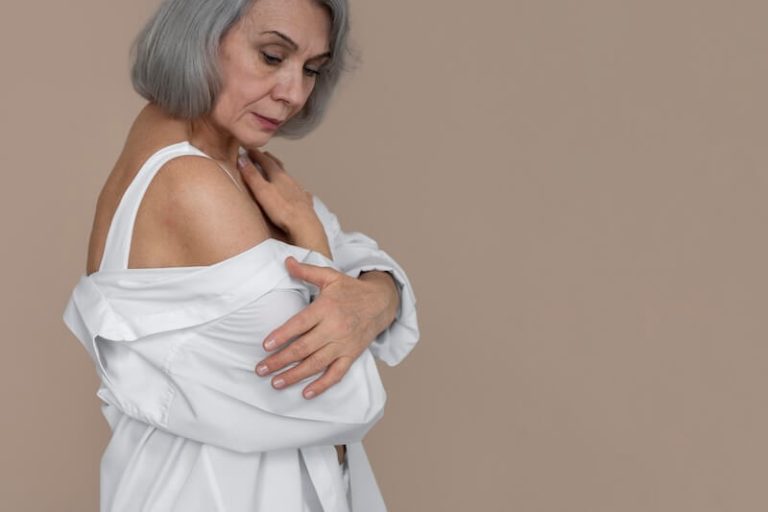 Une femme âgée souffrant d'un cancer du sein.