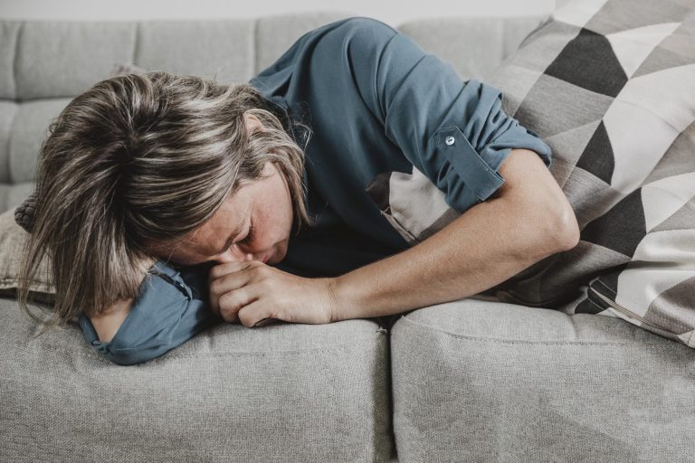 Une femme qui souffre de multiples douleurs chroniques qui l'empêche de mener une vie normale.