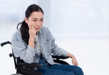 Une femme souffrant de la maladie de charcot.