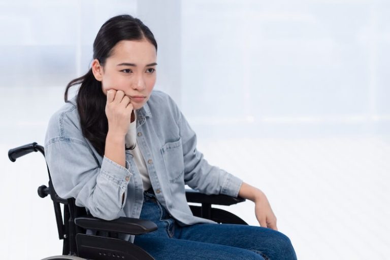 Une femme souffrant de la maladie de charcot.