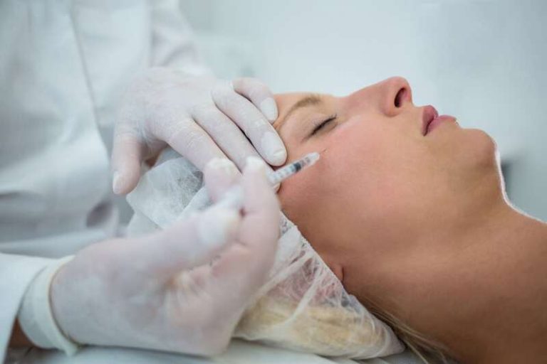 Une femme en train de se faire injecter, illégalement, du Botox.