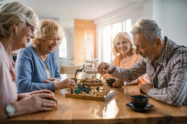 Des personnes âgées jouant aux échecs, preuve que leurs capacités intellectuelles restent bien actives.