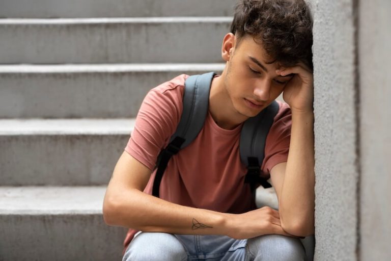 Un jeune en proie à des troubles dépressifs.