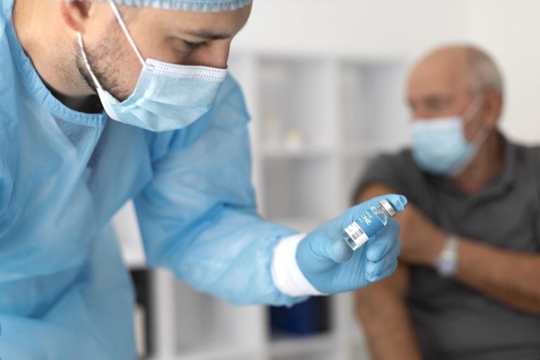 Un médecin administre à l’un de ses patients le vaccin anti-Covid que Didier Raoult accuse, à tort, d’être lié à des cancers du pancréas.