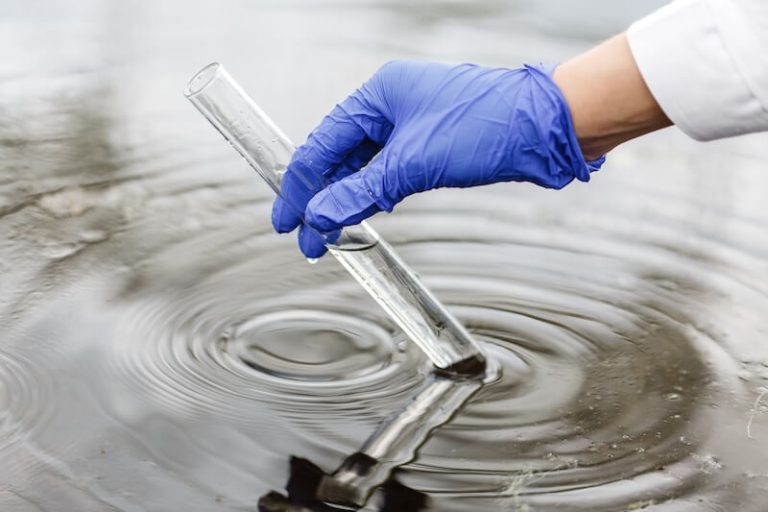 Des prélèvements dans l'eau potable pour identifier la source de légionellose.