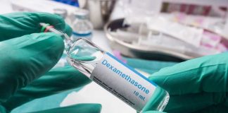 Dexaméthasone : ce traitement du Covid révèle un effet protecteur sur les vaisseaux sanguins Un médecin qui tient dans ses mains gantées le médicament du covid qui protège les vaisseaux sanguins, la dexaméthasone.