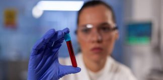 PFAS : à Lyon, 300 habitants participent à une étude sur leur exposition réelle Un biologiste effectue des prélèvements de sang pour déterminer la présence de Pfas dans l'organisme.