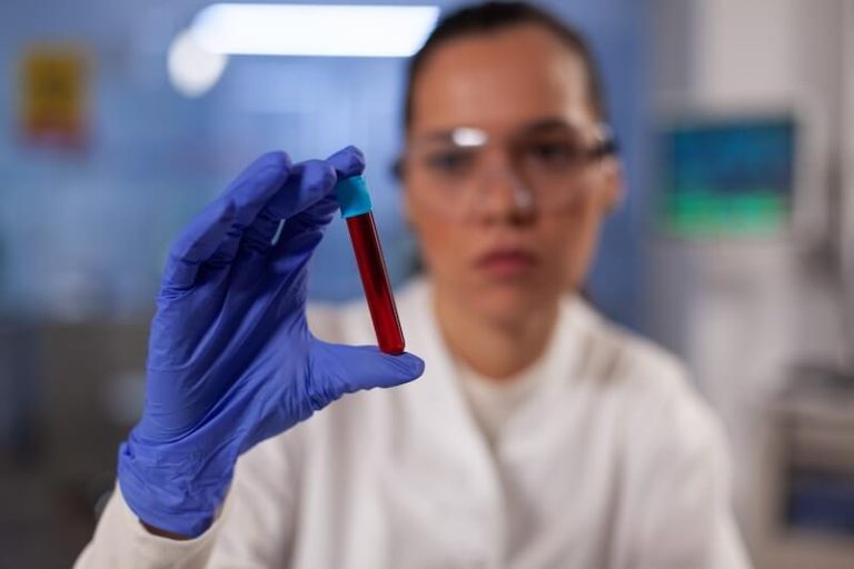 Un biologiste effectue des prélèvements de sang pour déterminer la présence de Pfas dans l'organisme.