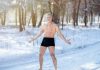 Pourquoi certains ne tombent jamais malades en hiver ? Un homme à moitié nu dans la neige car il ne tombe jamais malade en hiver.