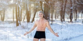 Pourquoi certains ne tombent jamais malades en hiver ? Un homme à moitié nu dans la neige car il ne tombe jamais malade en hiver.