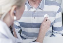 Un homme pendant la consultation avec son cardiologue pour prévenir les symptômes d'une potentielle maladie cardiovasculaire.