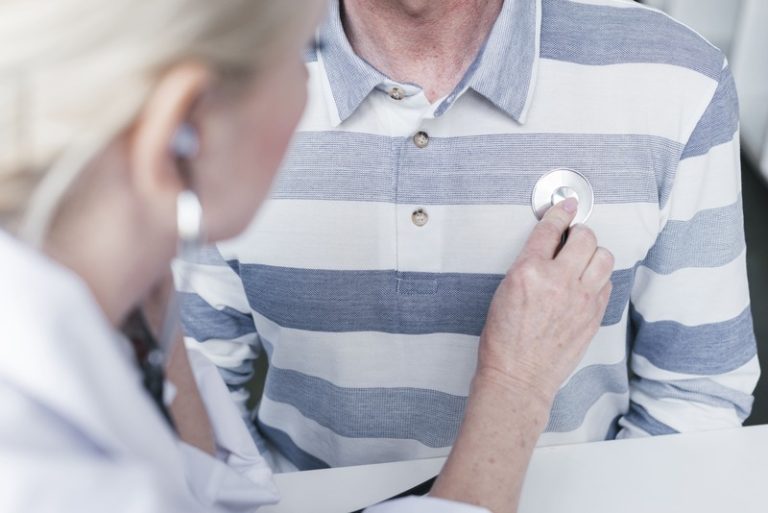 Un homme pendant la consultation avec son cardiologue pour prévenir les symptômes d'une potentielle maladie cardiovasculaire.