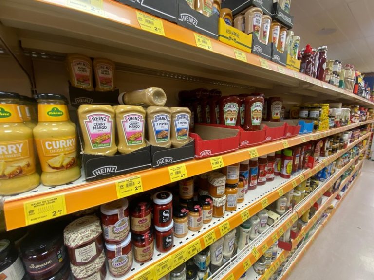 Un rayon de sauces industrielles caloriques dans un supermaché.