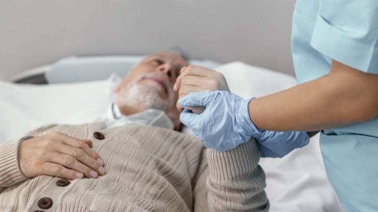 Une personne âgée hospitalisée à cause de la bronchiolite.
