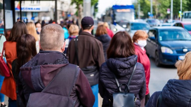 Une foule de gens apeurée par la reprise épidémique de la bronchiolite en Île-de-France.