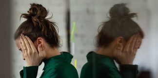 Santé mentale : 1 DRH sur 3 veut quitter son job en 2025 Une femme RH au bord du burn out à cause de la pression de son métier.