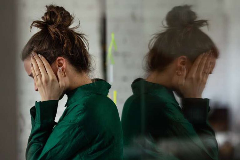 Une femme RH au bord du burn out à cause de la pression de son métier.