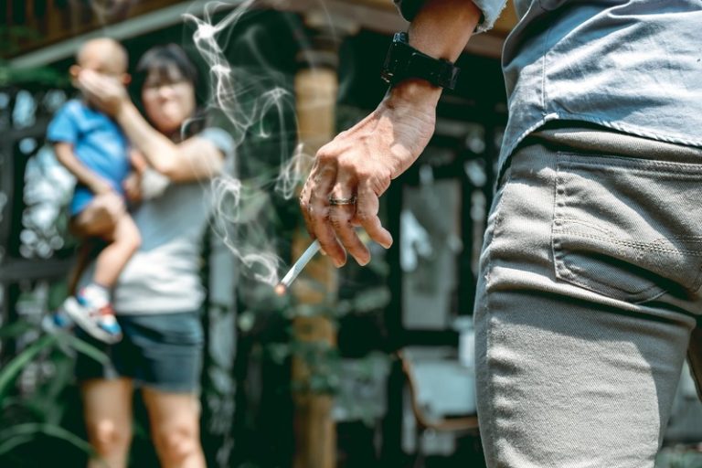 Un père qui a fumé durant son adolescence et qui continue de fumer devant son enfant.