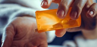Anti-reflux : faut-il vraiment s’inquiéter de ces pilules que prennent des millions de Français ? Une femme qui prend des anti-reflux, comme l'oméprazole.