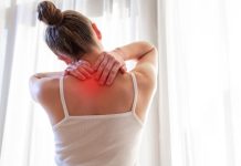 Camptocormie : pourquoi certaines personnes ont-elles le dos courbé ? Une femme qui a le dos qui se voûte et devient douloureux.