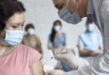 Cancer du col de l’utérus : pourquoi le vaccin HPV reste-t-il l’un des plus contestés ? Une femme qui a décidé de sauter le pas et de se faire vacciner contre le HPV.