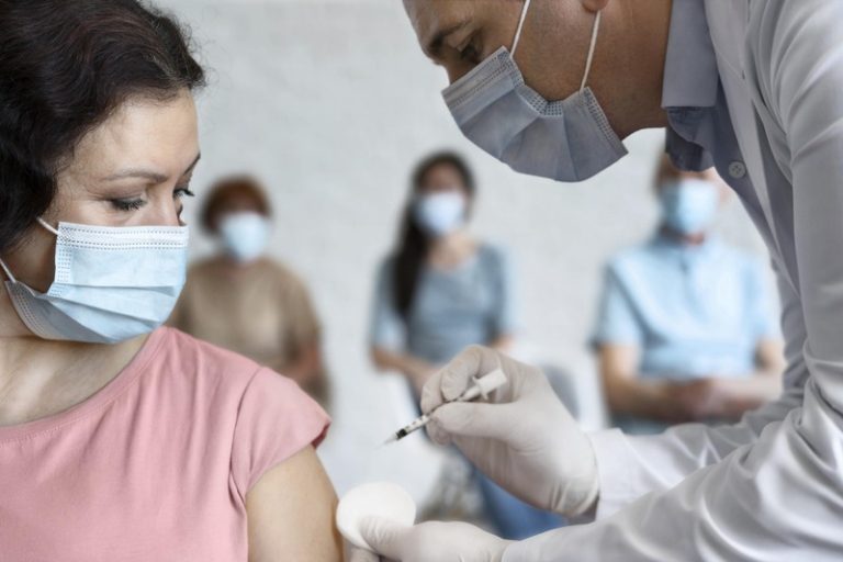 Une femme qui a décidé de sauter le pas et de se faire vacciner contre le HPV.