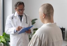 Une femme en pleine chimiothérapie qui apprend le développement d'une molécule qui traite les douleurs nerveuses.