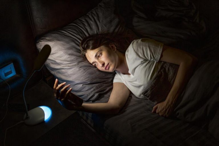 Une femme qui fait plutôt partie du chronotype tardif, les couche-tard.