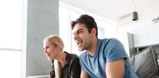 Du berceau au grand âge : les quatre moments où notre cerveau change vraiment Un couple d'adultes qui joue à des jeux d'adolescents.