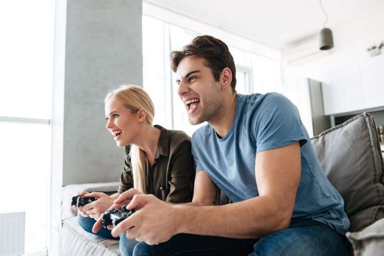 Un couple d'adultes qui joue à des jeux d'adolescents.