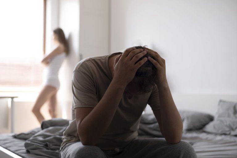 Un homme souffrant d'éjaculation précoce qui n'arrive pas à satisfaire sa femme.