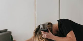 En France, on boit moins… mais on finit plus souvent à l’hôpital Une femme qui boit beaucoup.