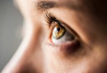 Et si vos yeux pouvaient prĂ©venir les maladies du cÅ“ur ? Une femme dont le regard laisse entrevoir les fragilitĂ©s de son système cardio vasculaire.