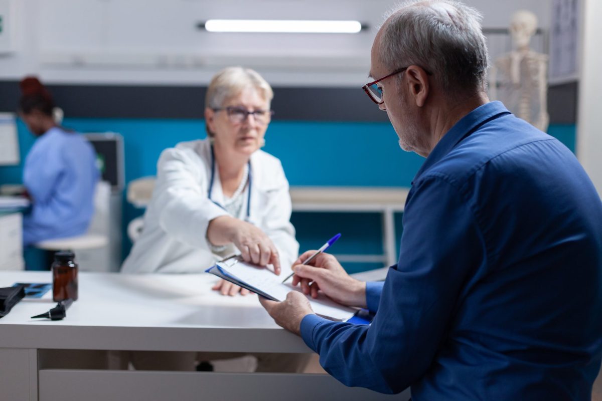 Un homme consulte son médecin pour échapper aux fausses informations qui prolifèrent sur Internet.