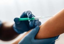 Grippe : la France renforce sa vaccination pour éviter un nouvel hiver meurtrier Une jeune femme qui se fait vacciner contre la grippe pour se protéger, elle et les autres, face à l'épidémie de cet hiver.
