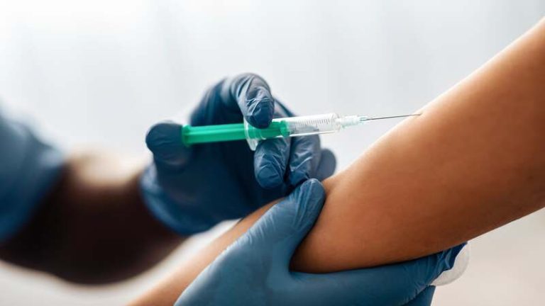 Une jeune femme qui se fait vacciner contre la grippe pour se protéger, elle et les autres, face à l'épidémie de cet hiver.