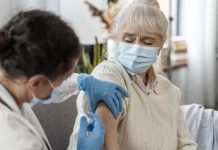 Pas de vaccin obligatoire en Ehpad : pourquoi la vaccination reste-t-elle si impopulaire ? Une personne âgée qui se fait vacciner contre la grippe, tout en gardant une certaine appréhension sur son efficacité.