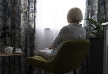 Isolement des seniors : le vrai coût de la solitude Une personne âgée, de plus en plus seule, qui s’enfonce progressivement dans une forme de mort sociale.