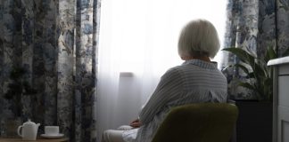 Isolement des seniors : le vrai coût de la solitude Une personne âgée, de plus en plus seule, qui s’enfonce progressivement dans une forme de mort sociale.