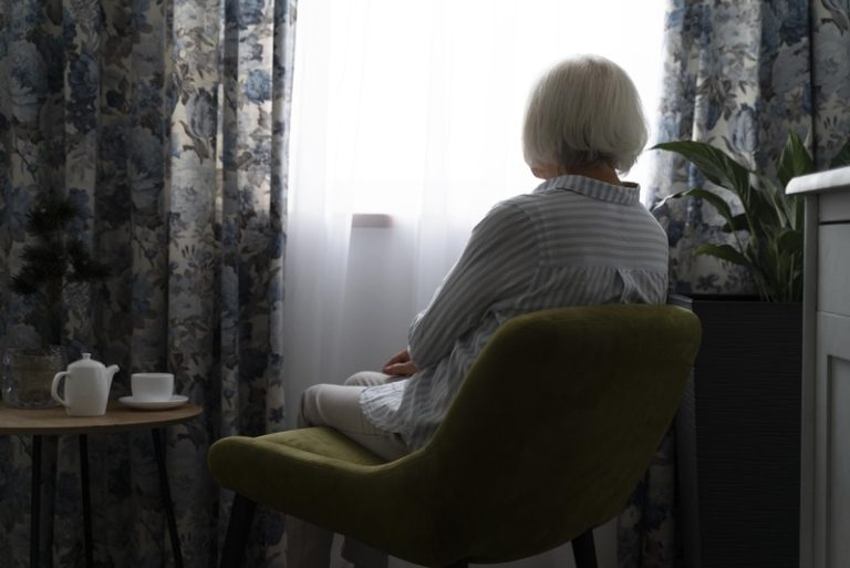 Une personne âgée, de plus en plus seule, qui s’enfonce progressivement dans une forme de mort sociale.