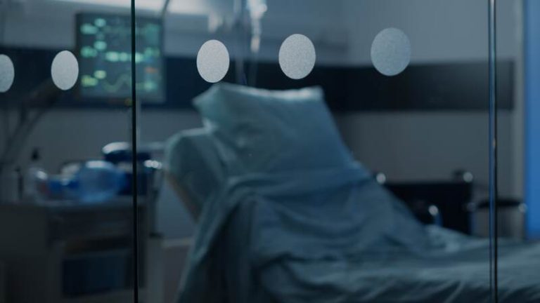 Un lit d'hôpital fermé, faute de soignants pour s'occuper d'un nouveau patient.