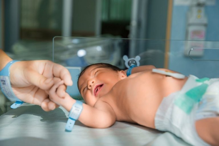 Un bébé hospitalisé à cause de la bronchiolite car il n'a pas bénéficié du vaccin.
