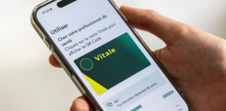 La carte Vitale numérique est enfin disponible pour tous sur smartphone Une femme qui utilise sa carte vitale sur son téléphone.