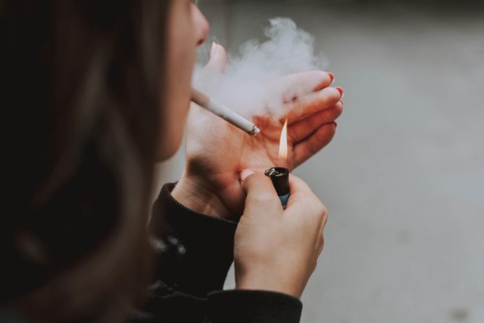 Les Maldives interdisent à vie la cigarette aux jeunes la France pourrait-elle suivre Ma Santé Une jeune femme qui fume une cigarette en France parce que ce n'est pas interdit.