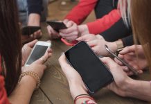 Un groupe de jeunes qui utilisent leur téléphone de façon intensive et se retrouvent donc régulièrement exposés aux ondes qu’il émet.