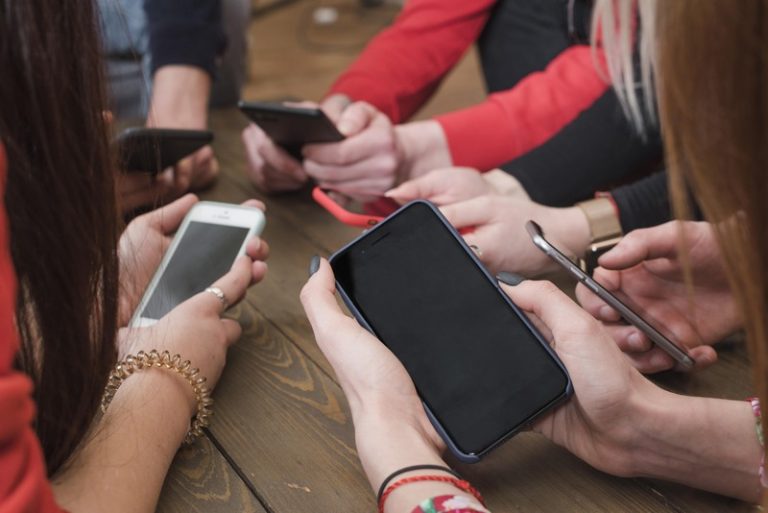 Un groupe de jeunes qui utilisent leur téléphone de façon intensive et se retrouvent donc régulièrement exposés aux ondes qu’il émet.