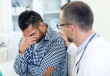 Un homme qui refuse de se faire dépister du cancer colorectal par voie anale.