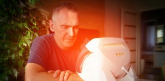 Luminothérapie : quels sont ses bienfaits sur notre santé en hiver ? Un homme qui utilise la luminothérapie pour rester en forme tout l'hiver.