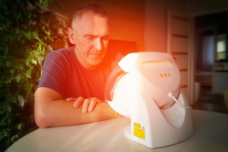 Un homme qui utilise la luminothérapie pour rester en forme tout l'hiver.
